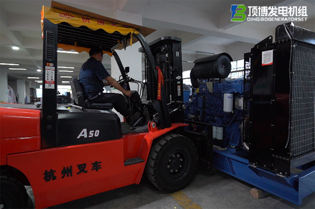 叉車(chē)搬運4